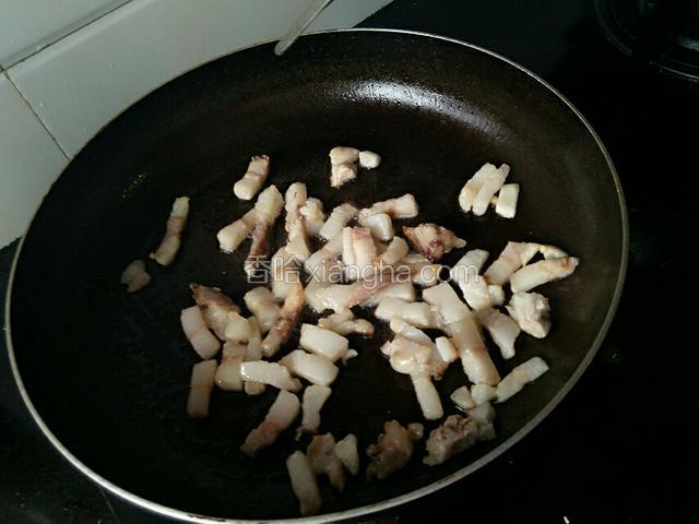 锅烧热，下肥肉煸出油（用肥肉炸出的油炒茄子更香）。