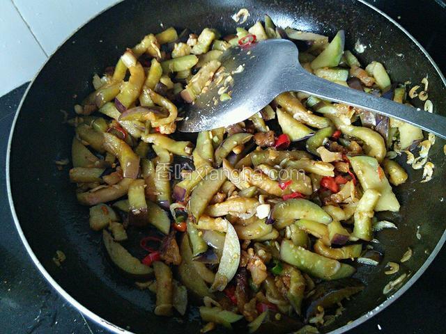 炒约2分钟茄子变软，加适量盐、鸡精、生抽，加少许开水翻炒两下。最后倒入水淀粉炒匀即可。