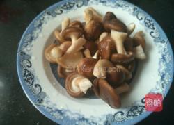 香菇西芹炒油豆腐的做法图解1