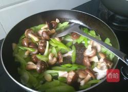 香菇西芹炒油豆腐的做法图解4
