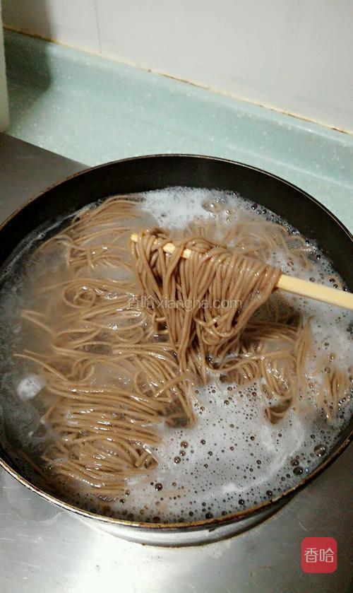 取一把荞麦面100克，放锅里用适量开水煮三分钟～