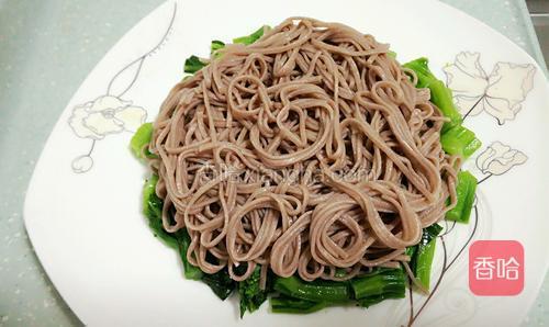 面条均匀铺好待用～