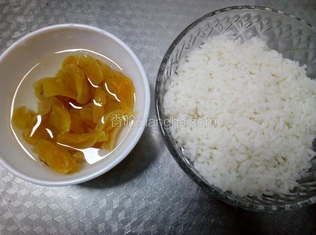 地瓜干和米饭，我一个人没有煮新米，剩米饭凑合的，大家可以选择糯米加大米。