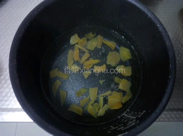 因为是地瓜干，所以先煮。