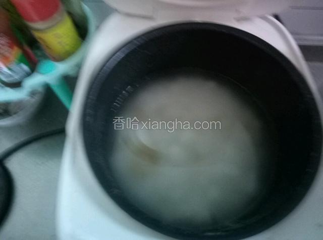 水开以后加入米饭。