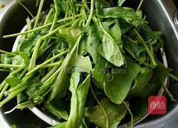凉拌菠菜的做法图解1