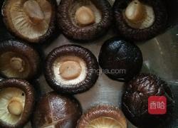 香菇烧鸡的做法图解1