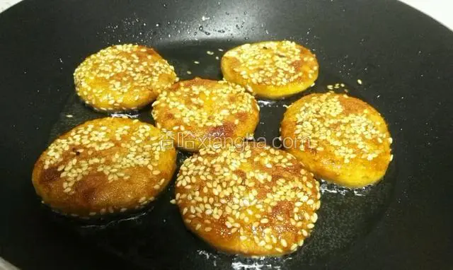 翻面，煎至两面金黄