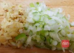 猪肉虾仁韭菜水饺的做法图解3