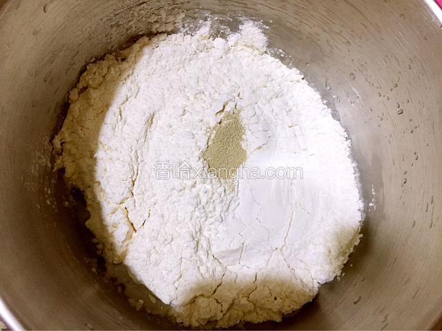 除黄油外所有的材料放进和面桶，糖和盐对角放，酵母放最上面
