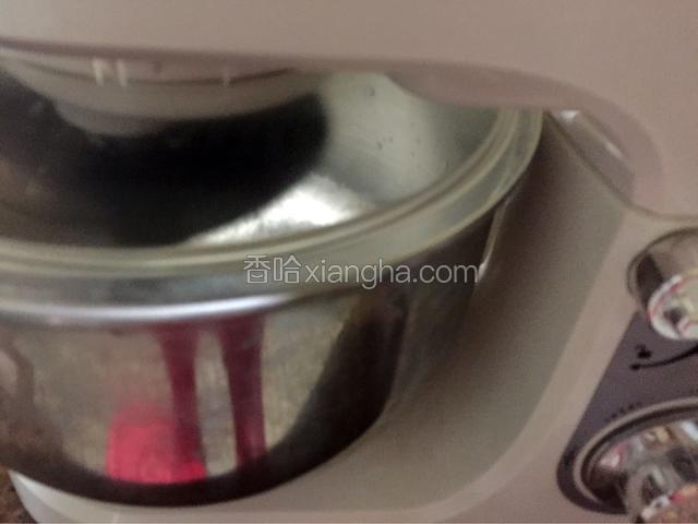 先用一档慢速和面一分钟再转三档快速和面，直到机器自动停止。（共15分钟）