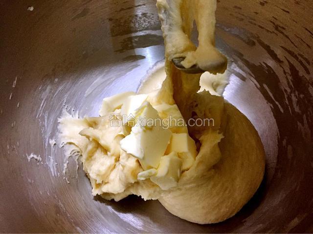 在第二次和面时加入黄油，继续开三档高速揉面，直到自动停止，然后再开一次和面程序，直到机器停止（共30分钟）