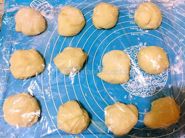 取出面团分成相同大小的小面团，醒发20分钟
