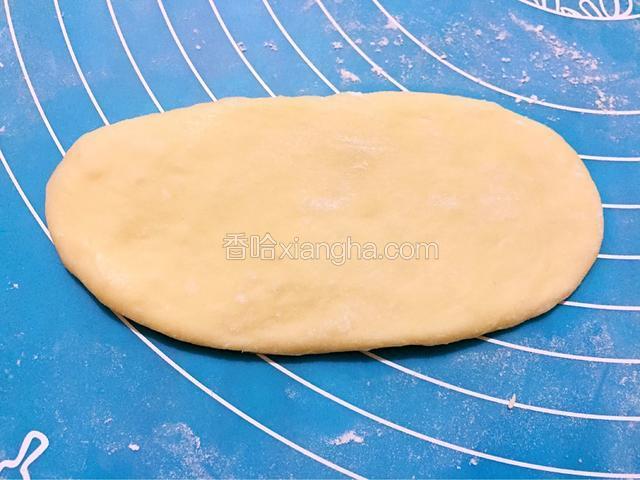取一个面团，擀成椭圆形