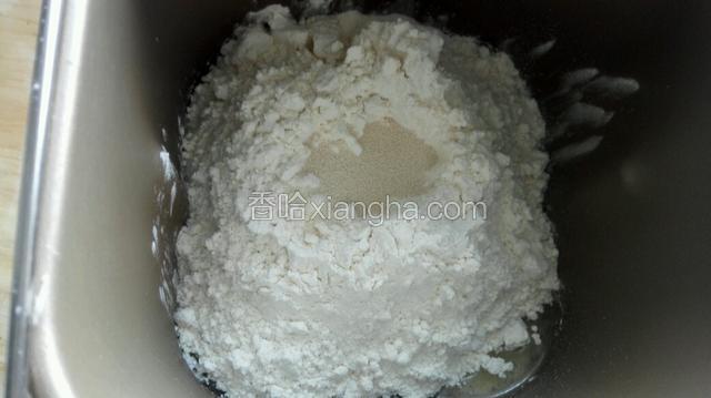 再放入高筋粉，发酵粉开盖操作，启动揉面功能！