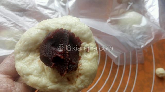 面团摁成圆片包入豆沙馅！
