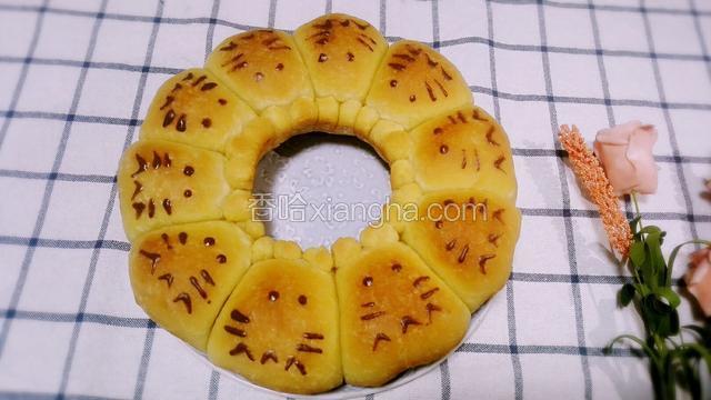 出炉晾凉，用巧克力笔画上龙猫眼睛胡子，龙猫面包完成！