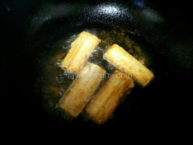 煎鱼的时候要煎熟一面再翻过来，减少翻转次数就不会散了～油要热些再下鱼，就不容易粘锅，油放没过鱼即可～