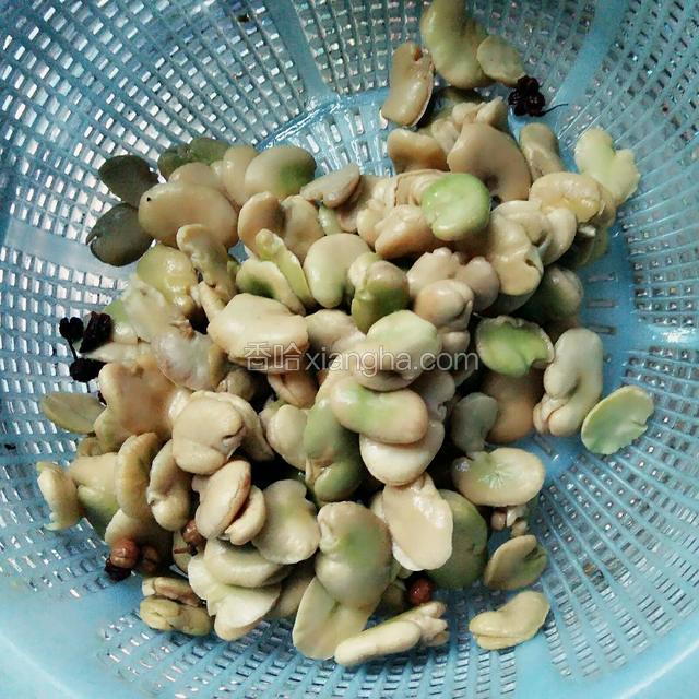 干蚕豆米用水洗净，加盐、八角、花椒泡上一天一夜后，捞出控干水。（我用的是去皮蚕豆米。）