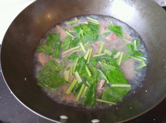煮开后立即倒入青菜，加少许味精，胡椒粉即可关火。