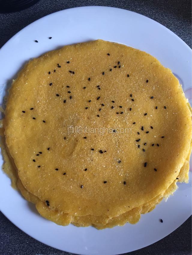 全部煎完玉米面饼。