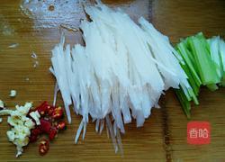 西芹萝卜丝的做法图解1
