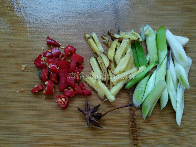 准备八角一颗，姜、蒜、辣椒。