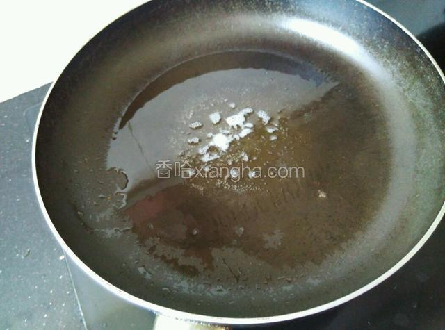油锅烧热，油稍微多一点。