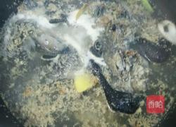 当归黄芪乌鸡汤的做法图解2