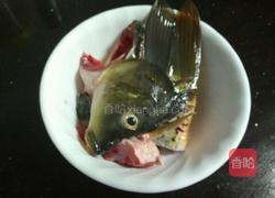 鱼头鱼尾青菜汤的做法图解1