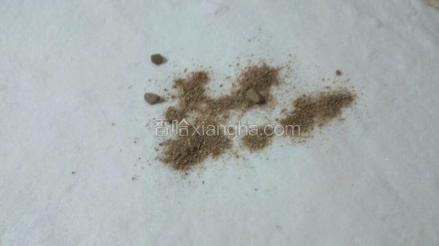 再撒上花椒粉