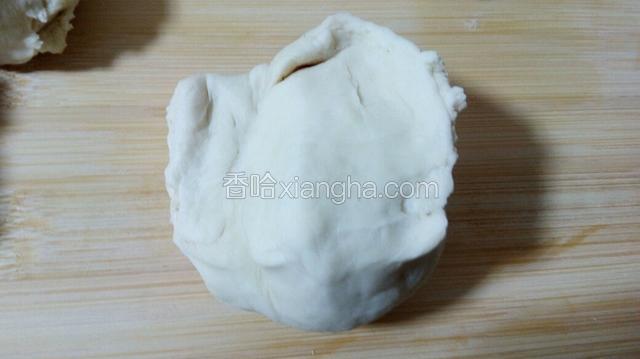 将两边捏紧