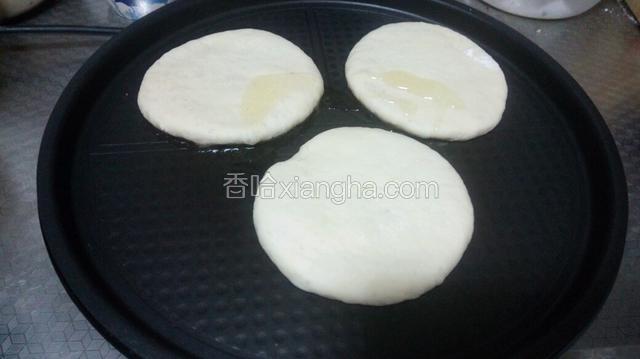 电饼铛烧热刷油后，将做好的面胚放入