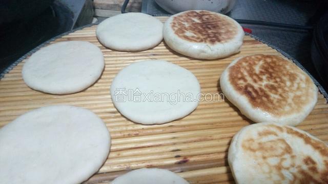 比较一下熟后的饼和生胚