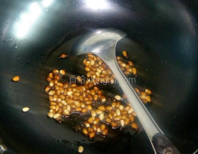 炒锅烧热后放入豆油，将松仁小火炒至金黄酥脆。