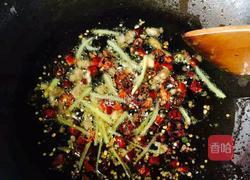 酸辣井水鱼的做法图解3