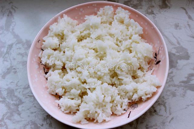 米饭盛出晾凉（热米饭有水汽不好炒）