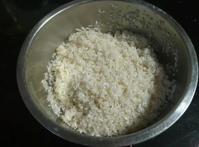 大米1000克淘洗两遍，沥干（我这个量是够一家四口吃两顿饭，一顿粥的量，早上捞好饭，剩余米汤留些饭粒熬粥，米饭分两个盆装，中午蒸一盆，晚上蒸一盆，这样吃起来就跟现捞的米饭一样）。