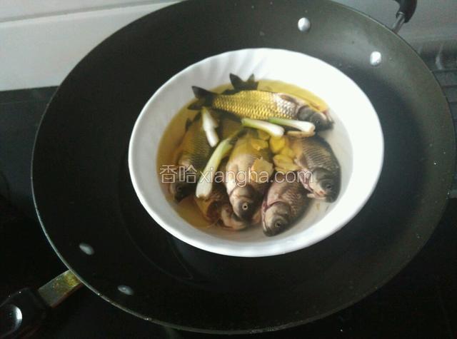 把鱼放入锅中。