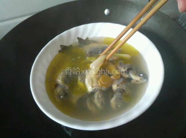 时间到，拣去葱白，口味重的可加些盐，我们家都是吃原汁原味的，什么都不放。