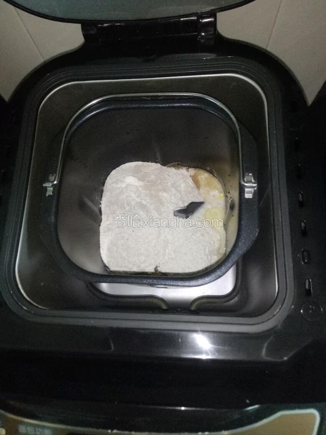 一个鸡蛋打散，取2/3蛋液倒进面包桶，然后按先液体后固体顺序加入其它的所有材料（剩1/3蛋液待用）








