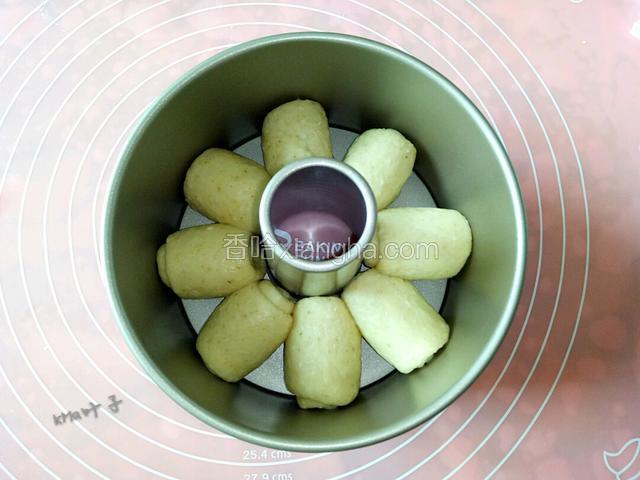 每个小卷接口朝下放进6寸中空模具里（8寸的各份量为成份表里的2倍，鸡蛋可不加倍）。