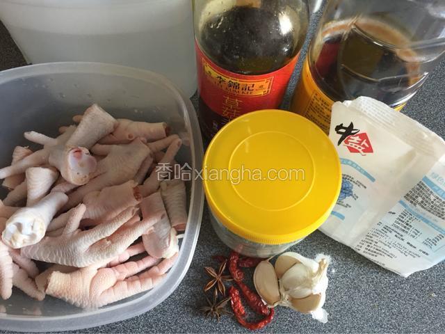 准备鸡爪、生抽老抽、白醋、糖、盐、大蒜和辣椒。
