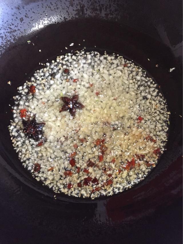 锅烧热，倒入30克的食用油，调小火放八角炒出香味，下蒜末辣椒末炒香。