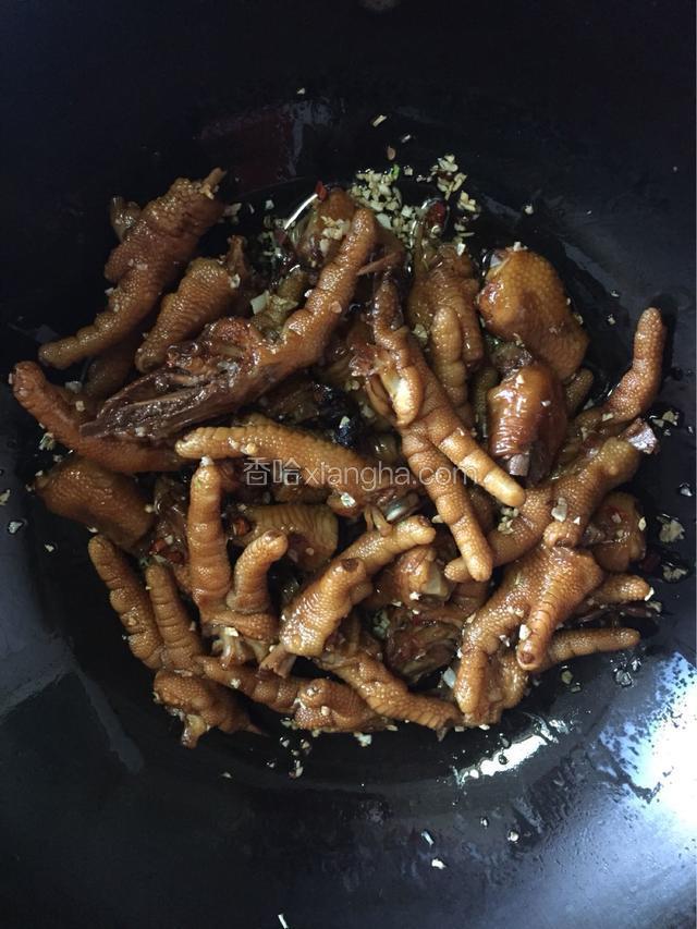 放入鸡爪一起翻炒均匀。