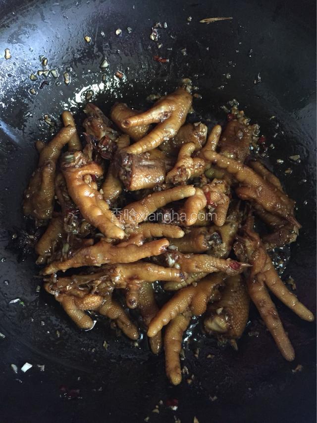 关火，可以出锅的蒜香鸡爪。