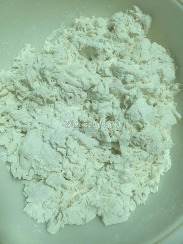 面粉加170克水、盐，用筷子搅拌成棉絮状。