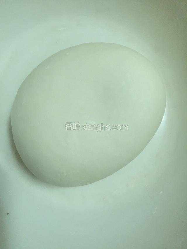松弛十分钟，和成光滑的面团，醒面。