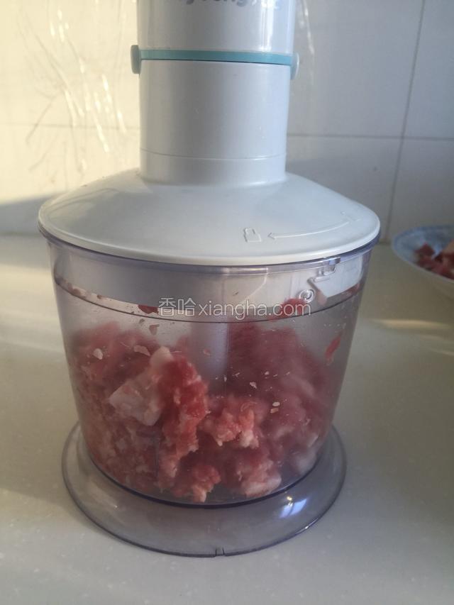 猪肉块用料理机绞成肉馅。