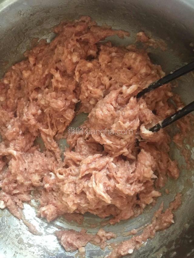 搅拌时要顺一个方向搅，搅成粘稠的糊状。